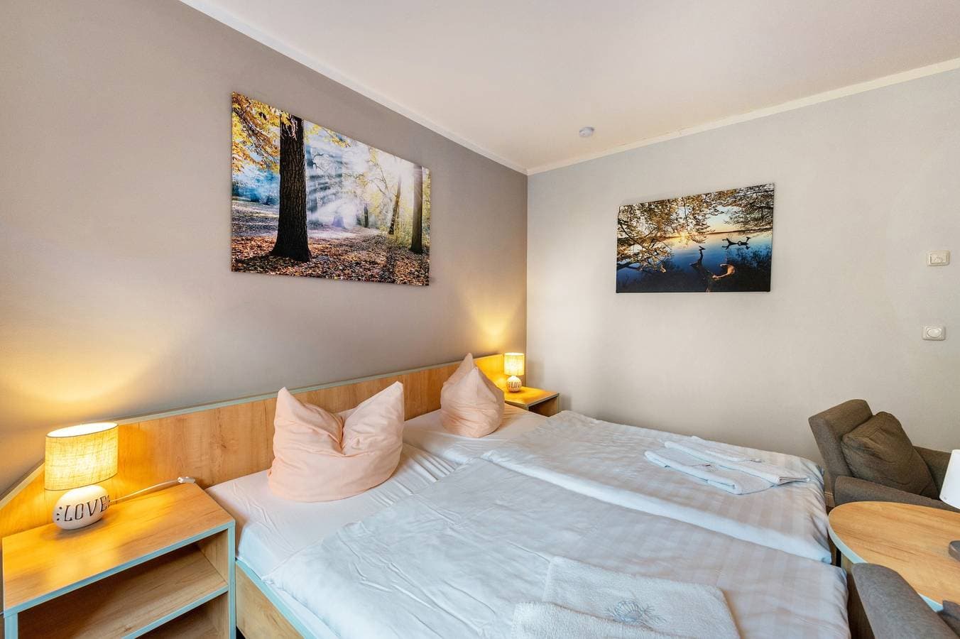 Foto 11 von 29: Einzimmerapartment 'Fewo Inselblick - Am Schweriner See' mit Seeblick, privater Terrasse und Wi-Fi