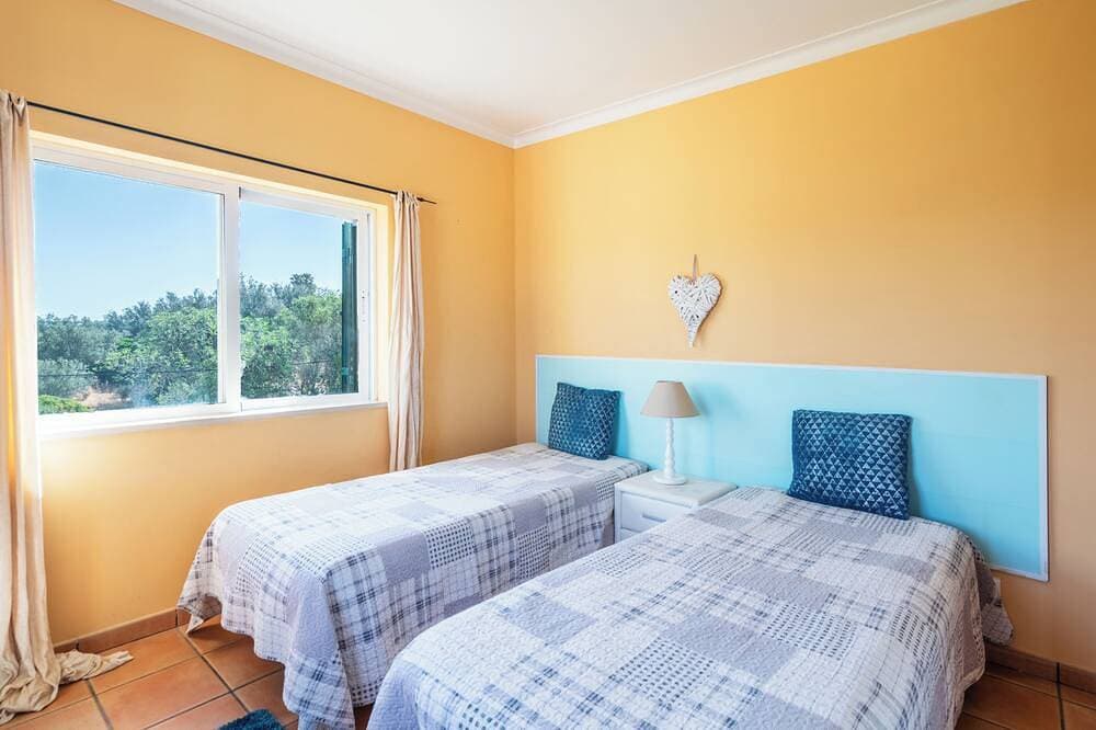 Foto 4 von 25: \"Orange Tree Villa Alvor - South - Facing Family Villa with Private Poll\"