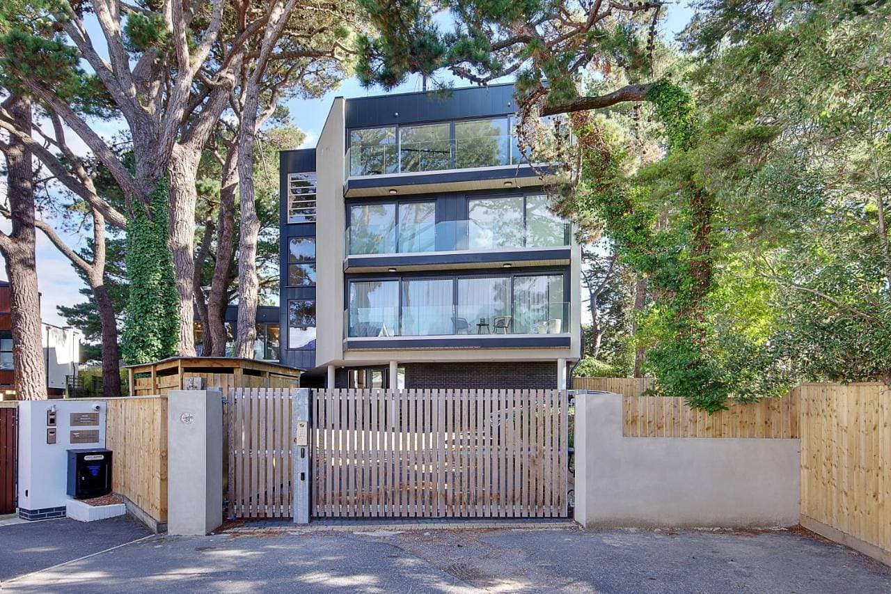 Luxury 2 bed 2 bath Apartment 1