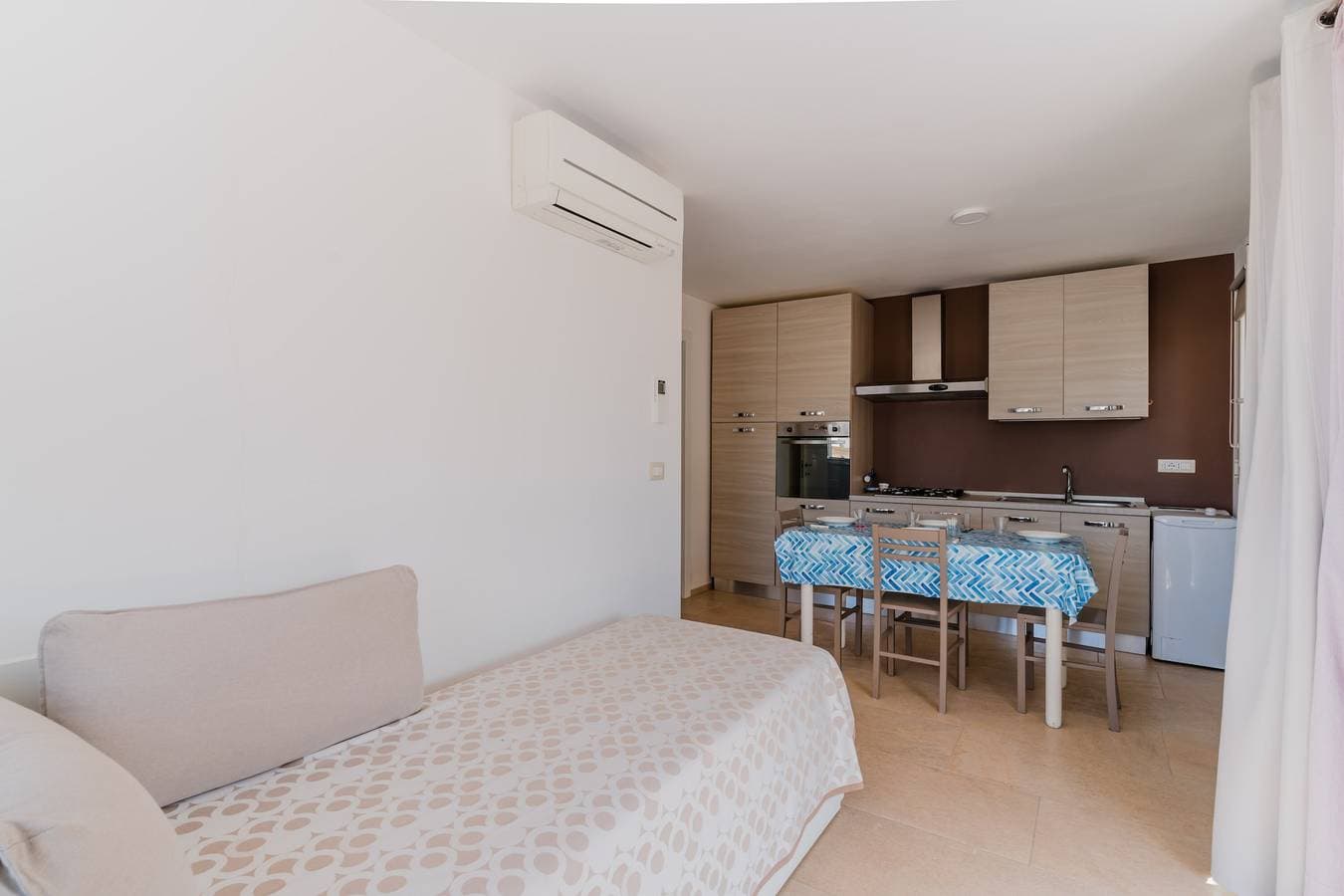 Foto 5 von 30: Ferienwohnung 'Bouganvillea' mit Meerblick, Gemeinschaftsterrasse und Klimaanlage