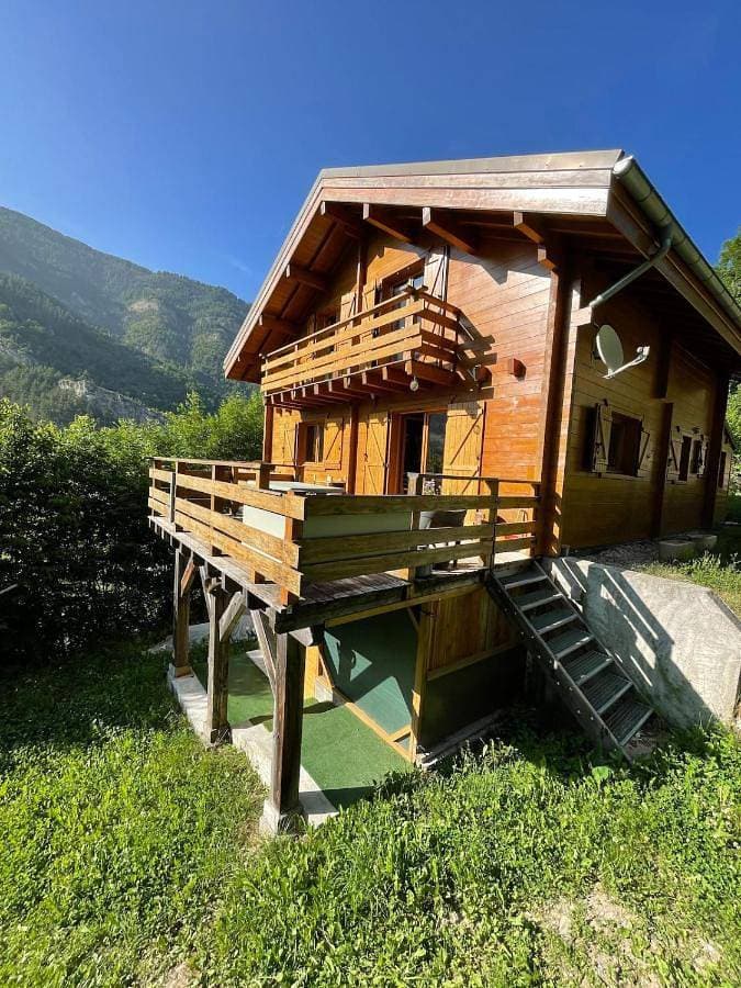 Chalet en bois avec très belle vue sur la montagne 1