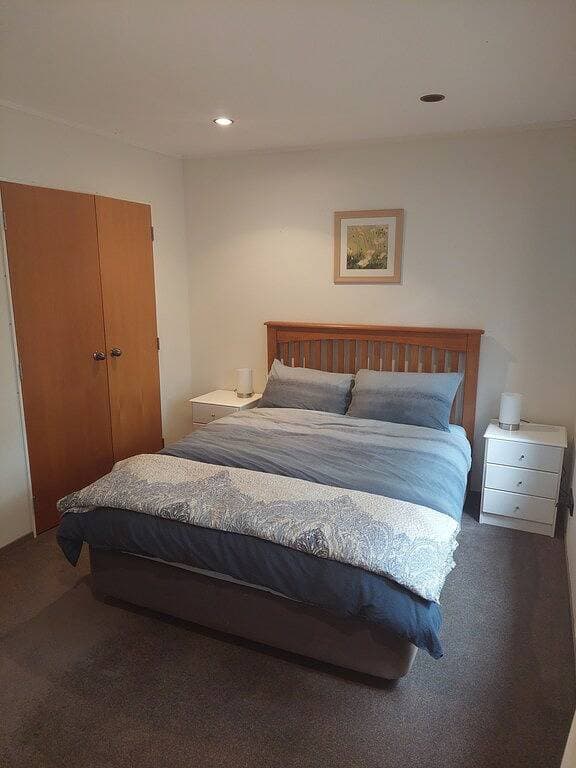 Foto 7 von 9: Self contained 1 bedroom. Livingroom doubles as bedroom with pullout double bed.