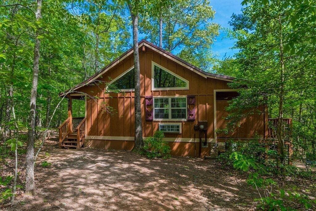 Foto 7 von 19: Romantischer Kurzurlaub Gemütliche Hütte | 1Br 1Ba | Whirlpool | Whirlpool | Haustierfreundlich