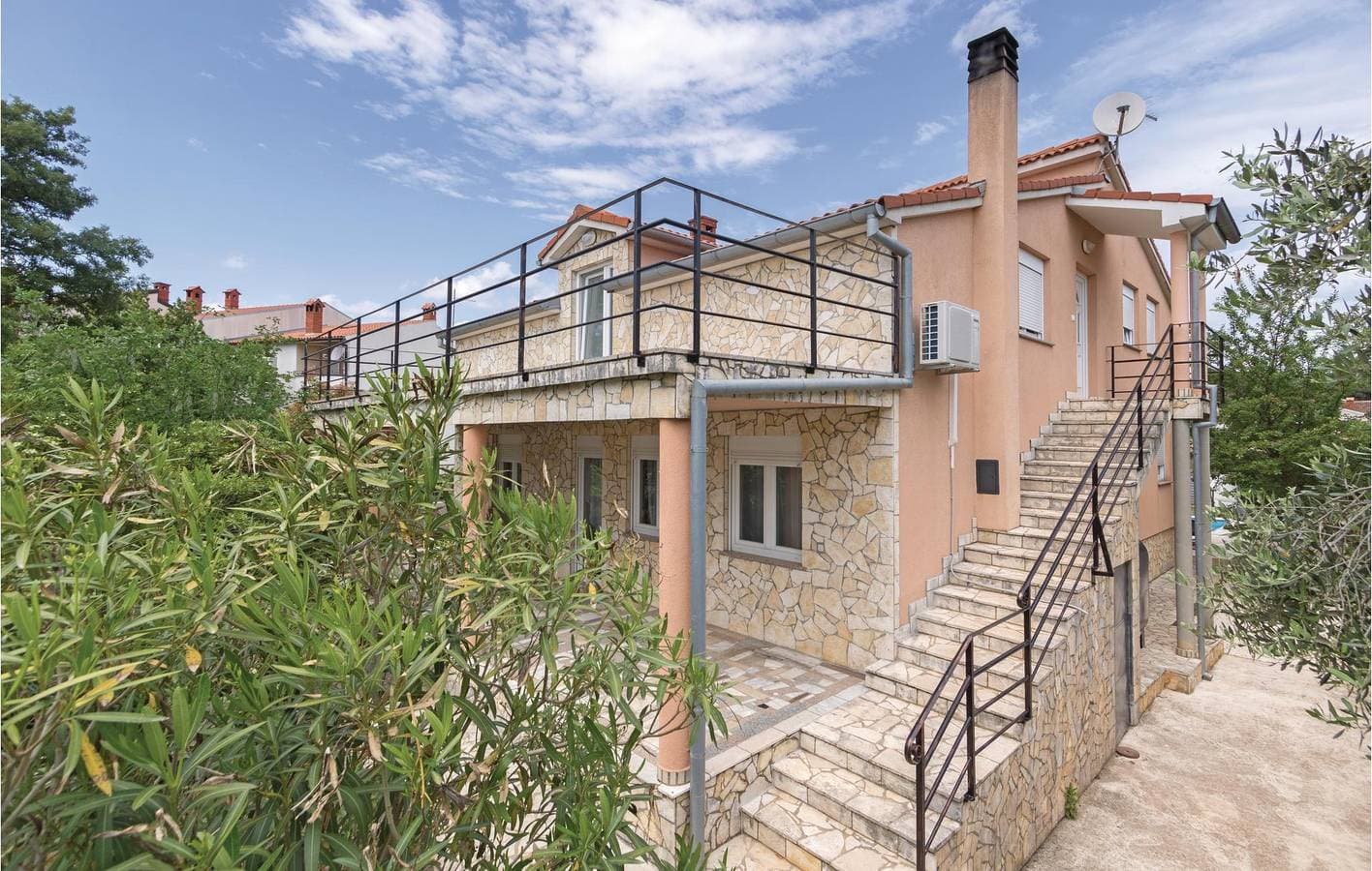 Modernes 1-Zimmer-Apartment mit Pool, WLAN und Parkplatz in der Nähe des Stadtzentrums von Vintijan 1