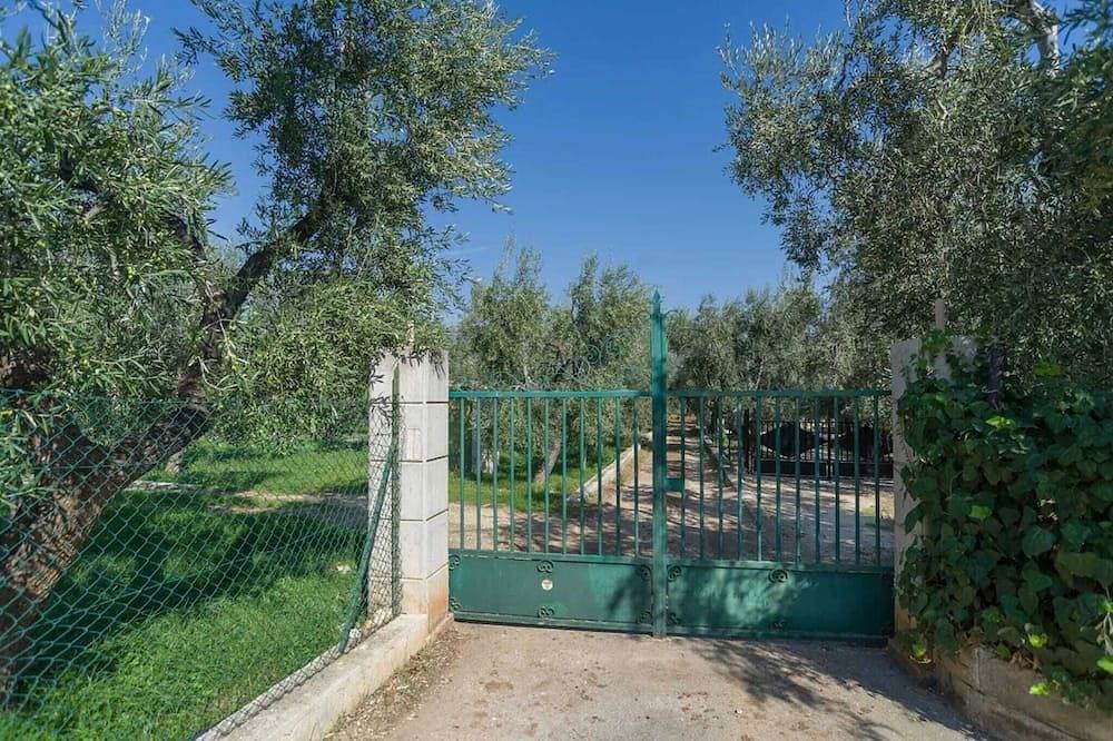 Foto 8 von 30: Einzelne Villa mit großer überdachter Veranda im Freien, umgeben von einem wunderschönen Zitronenhain