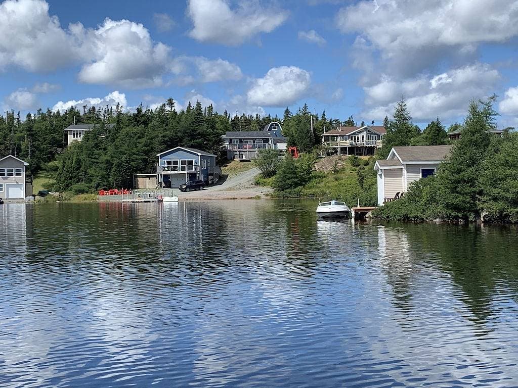 Couple's Retreat, Beautiful Boathouse on the Water. 1