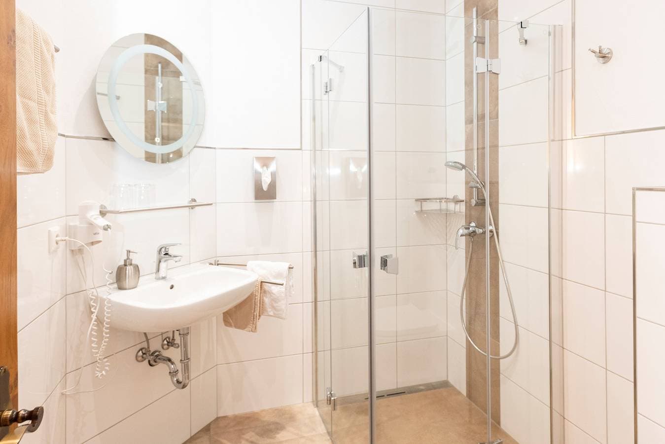 Foto 10 von 13: Weingut und Gästehof Borst - Helles Doppelzimmer mit Balkon und WLAN