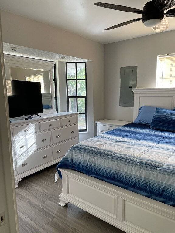 Foto 7 von 23: Manatee Manor. Waterfront, dock, stilted home. Renovated June '23.
