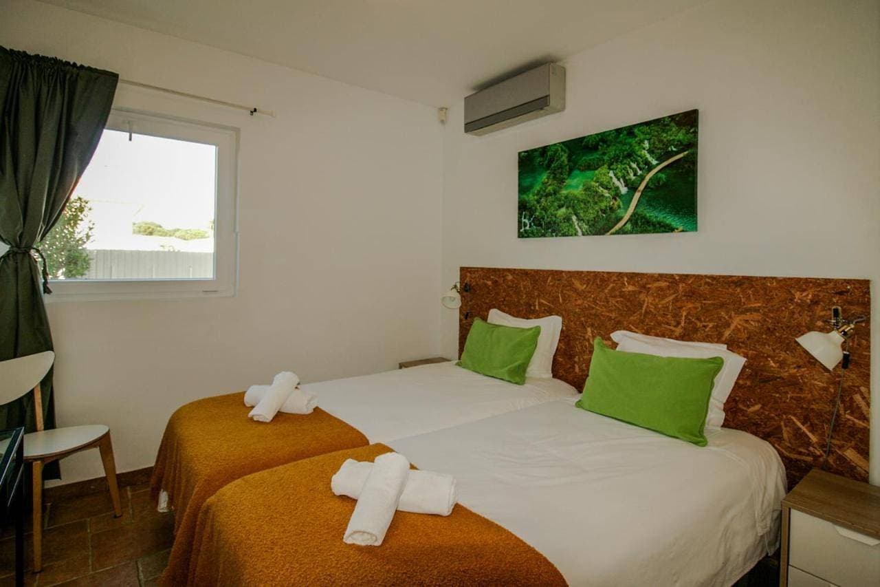Foto 4 von 13: Large Twin Room with Shared Bathroom