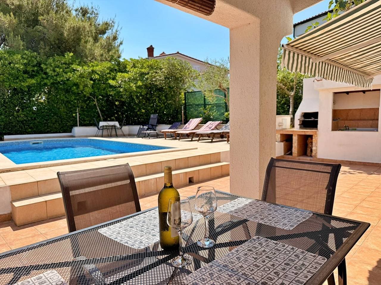 Foto 2 von 33: Apartment Zeljko - mit Pool, 200 m vom Meer, ein Schlafzimmer, überdachte Terrasse, privater Parkplatz, Grill, Außendusche, Sonnenliegen
