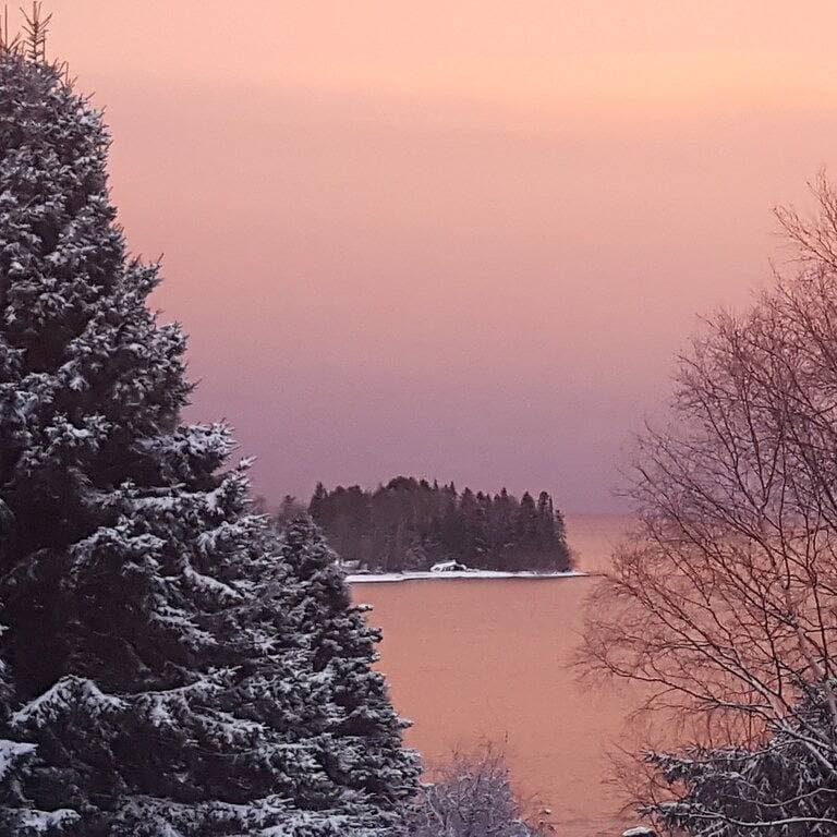 Waterfront 2 Br, 1 Ba, firepit, & roofdeck for panoramic views of Lake Superior 1