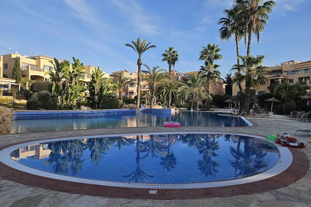 Luxurious Penthouse with Spacious Terrace in Limnaria Gardens, Paphos 1