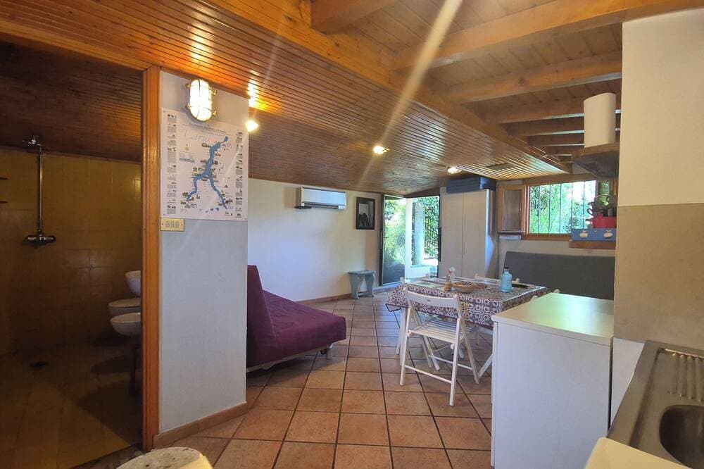 Foto 7 von 25: Ferienhaus am See mit privatem Garten und Seebrücke.
