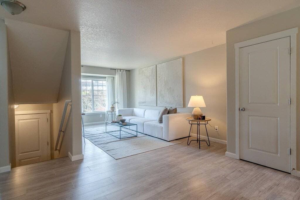 Foto 8 von 28: Stylish Entire Townhome w/ greenspace throughout!! Serene!