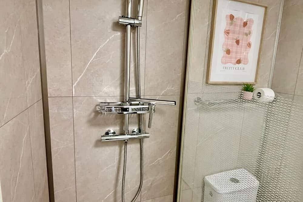 Foto 4 von 14: Studio-cosy et calme-Stadt-Ensuite mit Dusche