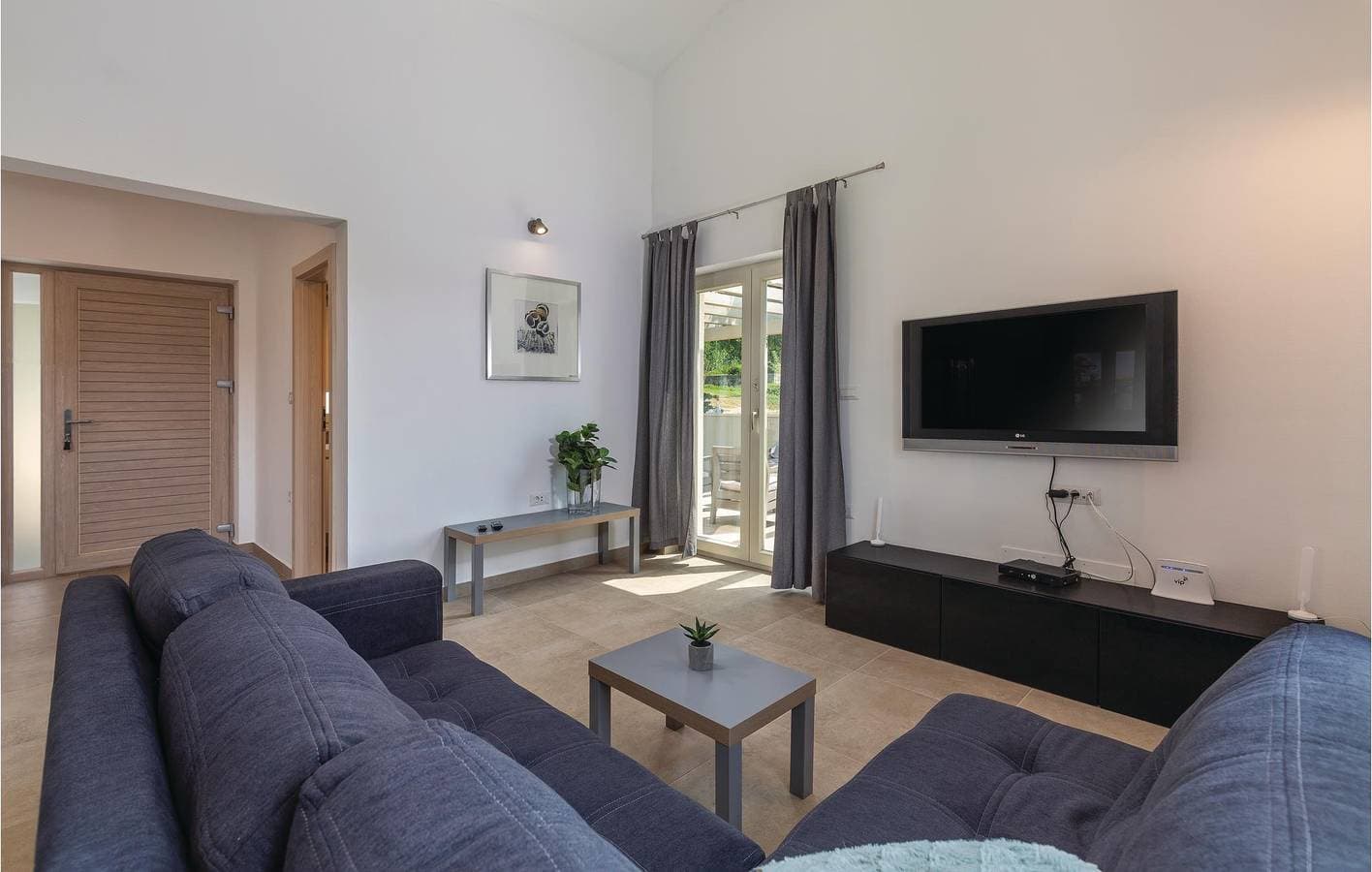 Foto 11 von 36: Charmantes 2-Zimmer-Apartment mit Pool, Terrasse und WLAN in Prhati – 200 m vom Zentrum entfernt
