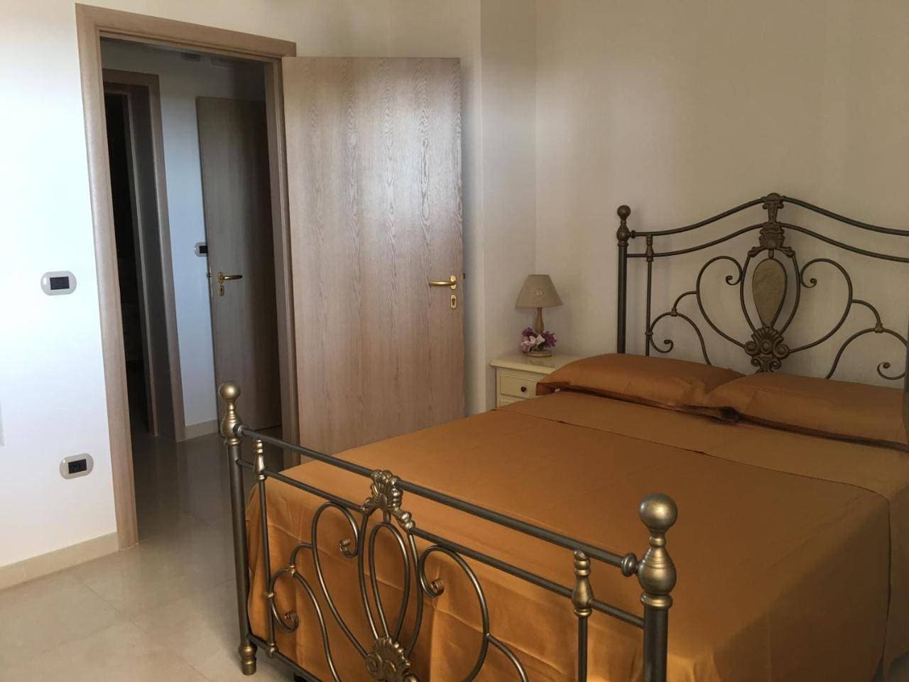 Foto 8 von 15: Small Double Room with Private External Bathroom
