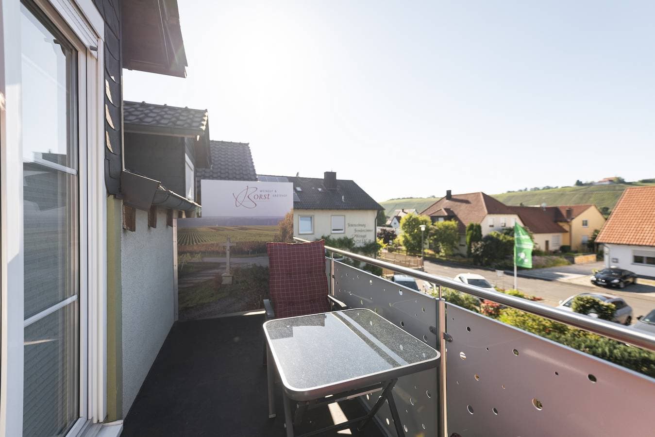 Foto 13 von 13: Weingut und Gästehof Borst - Helles Doppelzimmer mit Balkon und WLAN