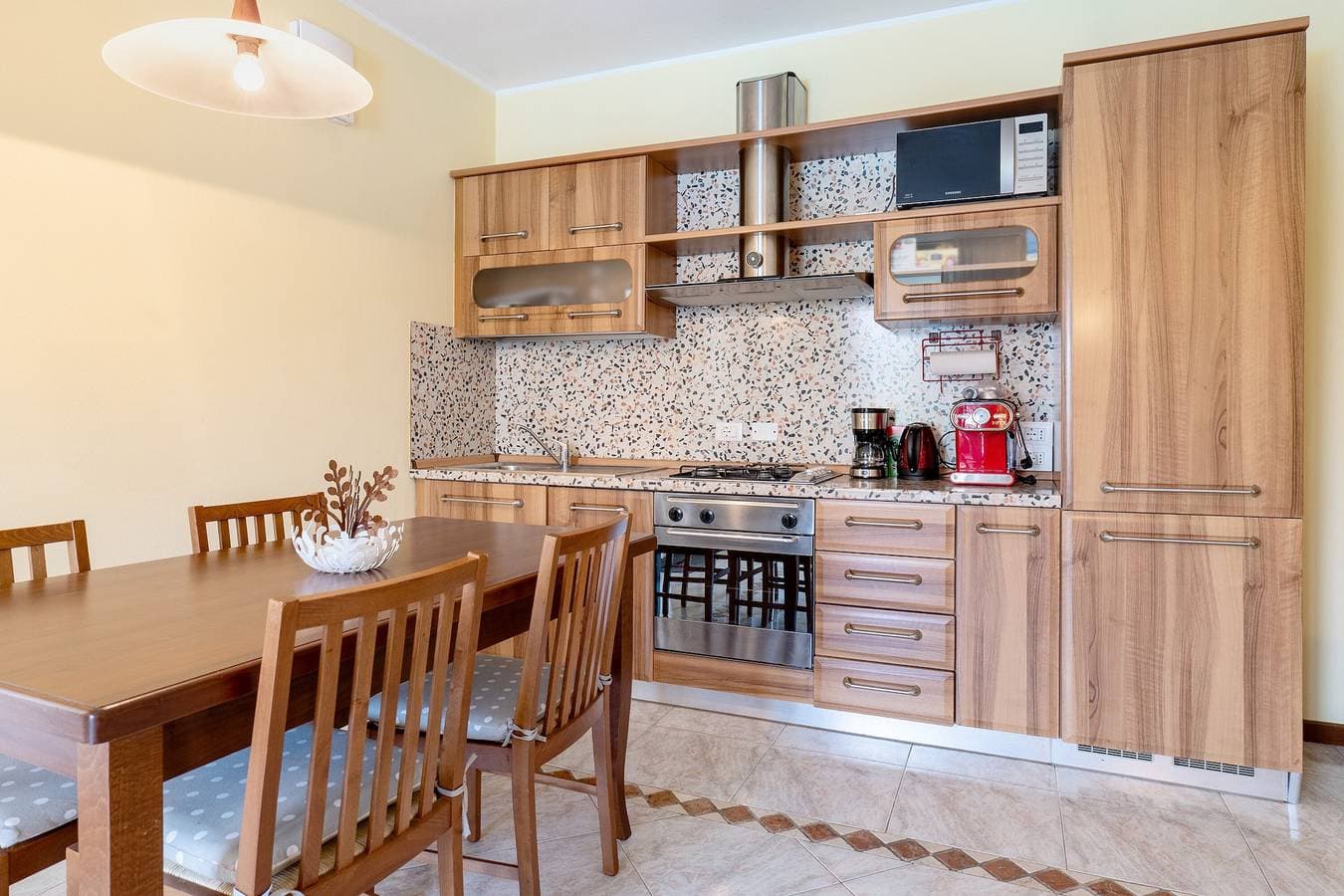 Foto 11 von 25: Apartment 'Giglio Sirmione' mit Gemeinschaftspool, WLAN und Klimaanlage