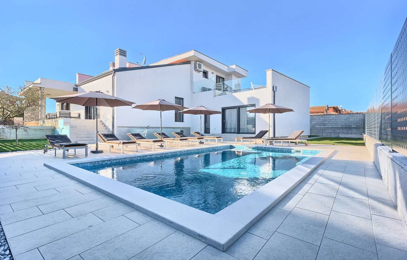Villa Fortuna - in der historischen Stadt Buje mit 4 Schlafzimmern und einem Pool, nahe dem Strand 1