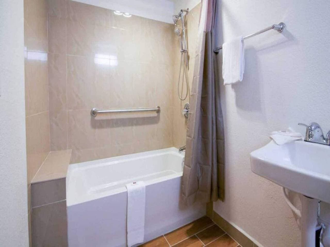 Foto 5 von 15: 1 Kingsize-Bett | Mobilitätshilfe | Badewanne, Nsmk