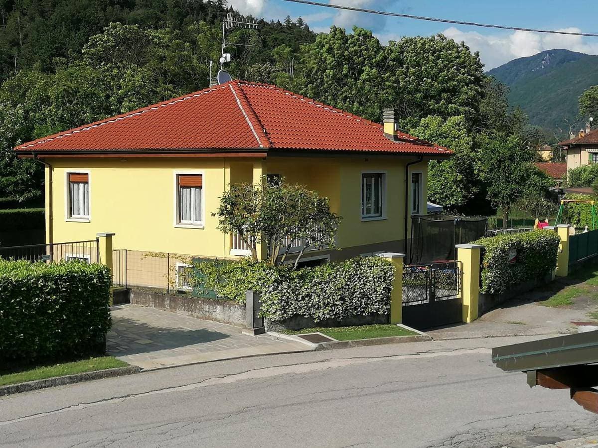 Casa Vacanza Elena sulla sponda piemontese del Lago Maggiore, Paradiso per bambini, con ampio giardino, posteggio privato, aria condizionata, animali ammessi 1