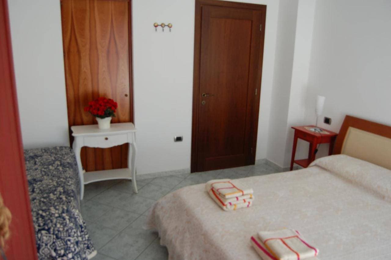 Foto 6 von 10: Triple Room with Private External Bathroom