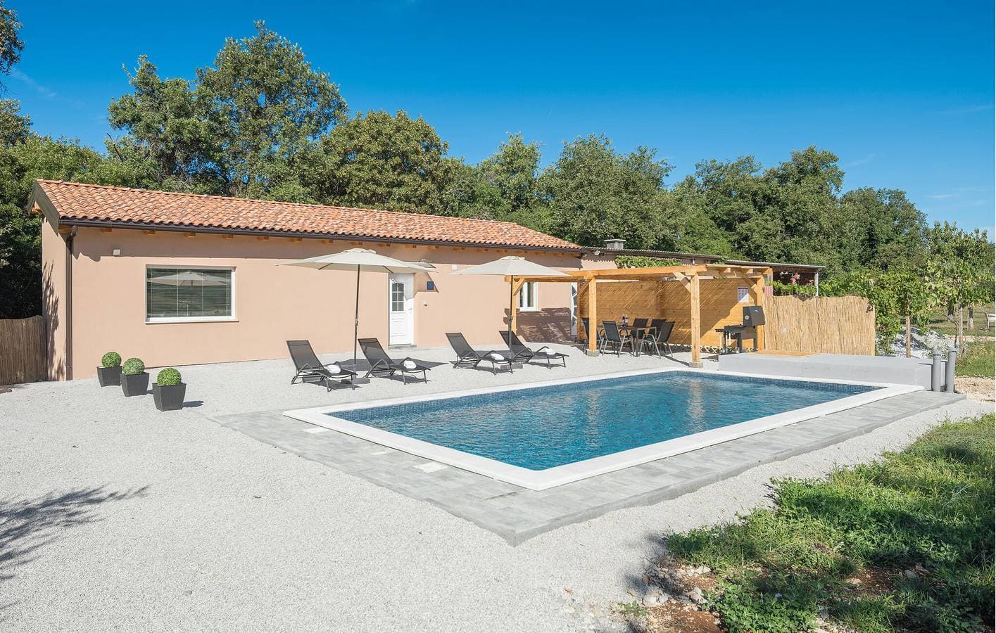 Gemütliche 2-Zimmer-Wohnung mit Terrasse und Parkplatz, in der Nähe des Stadtzentrums von Heraki 1