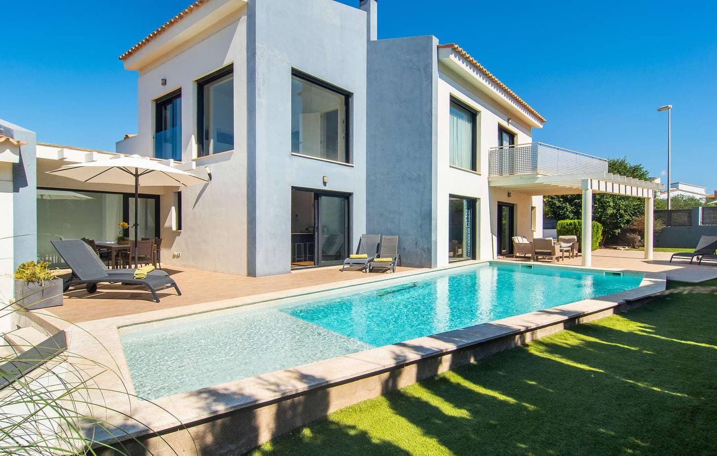 Foto 3 von 46: Appartement mit Meerblick, Pool, Terrasse und Grill - in der Nähe von Strand und Restaurants