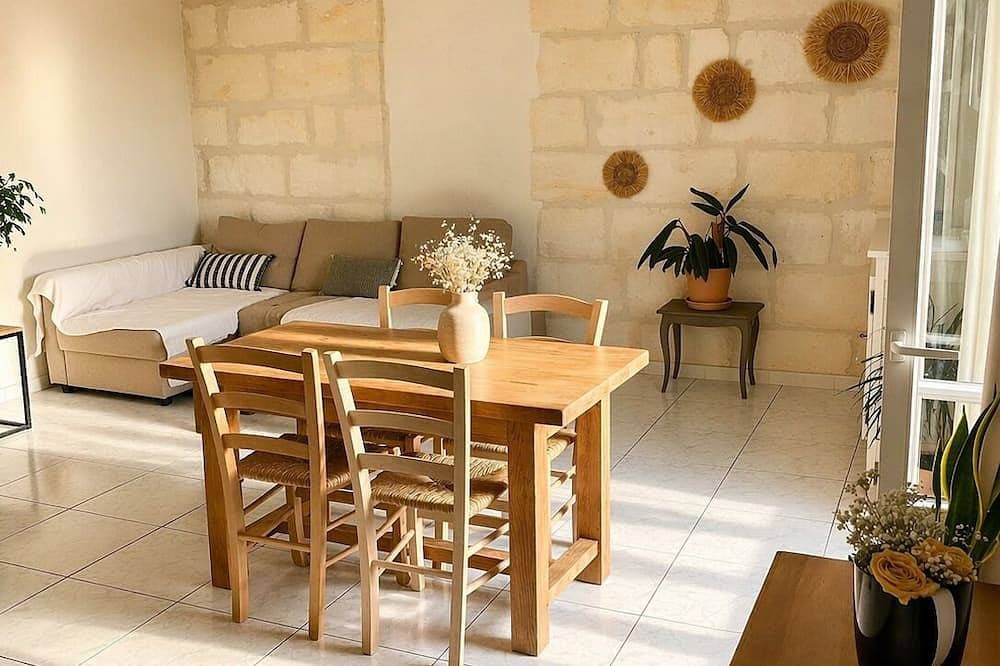 Apartment overlooking the Quais de Beaucaire 1