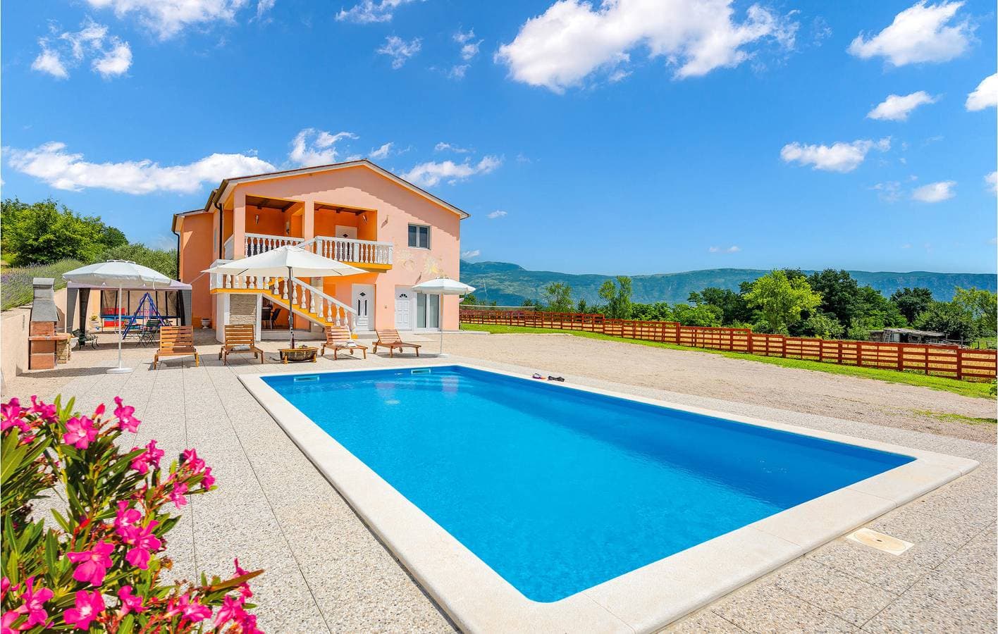 Foto 2 von 53: Sonnige 2-Zimmer-Wohnung mit Pool, WLAN und Terrasse