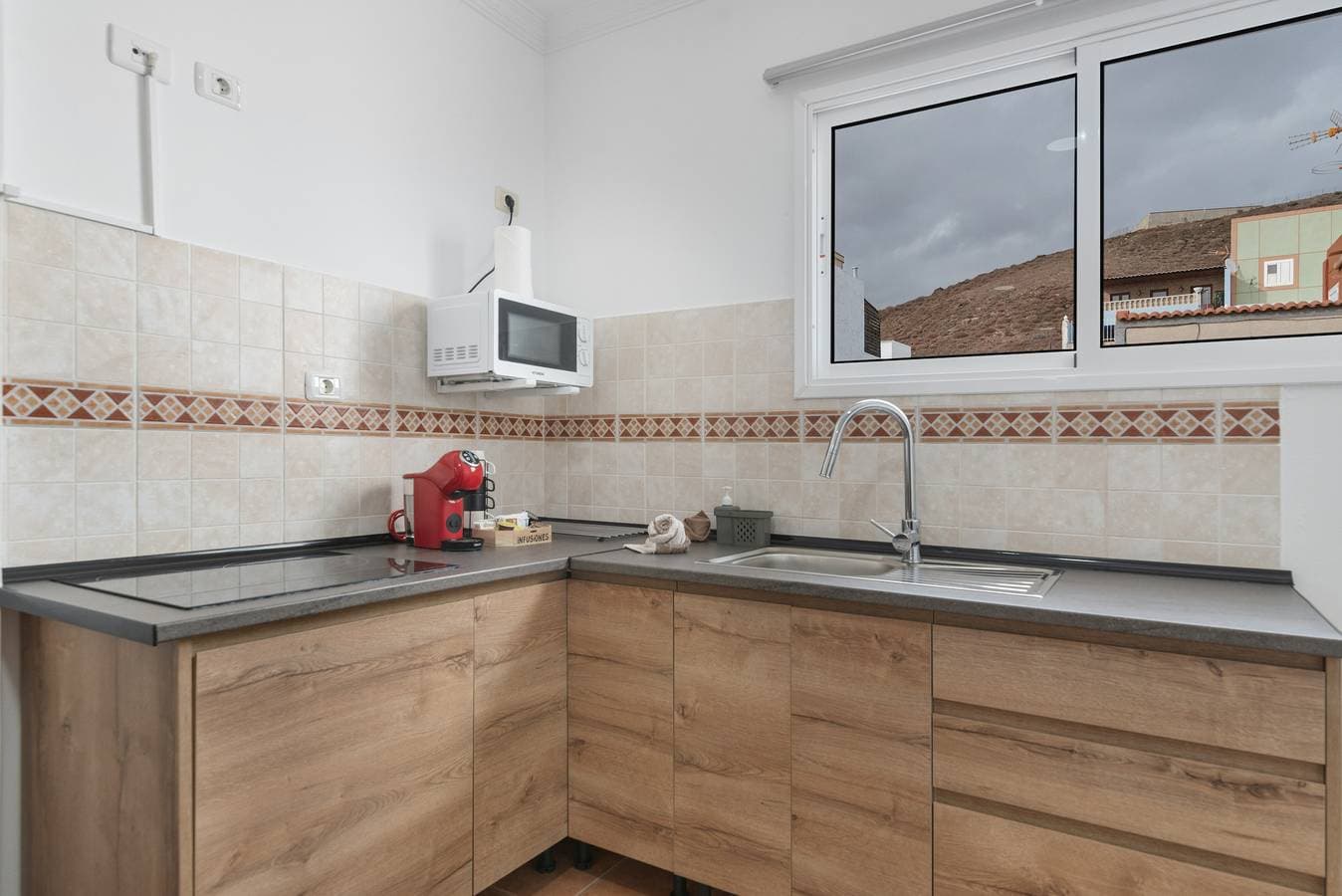 Foto 11 von 37: Ferienwohnung 'Einheit B' mit Meerblick, WLAN und Klimaanlage