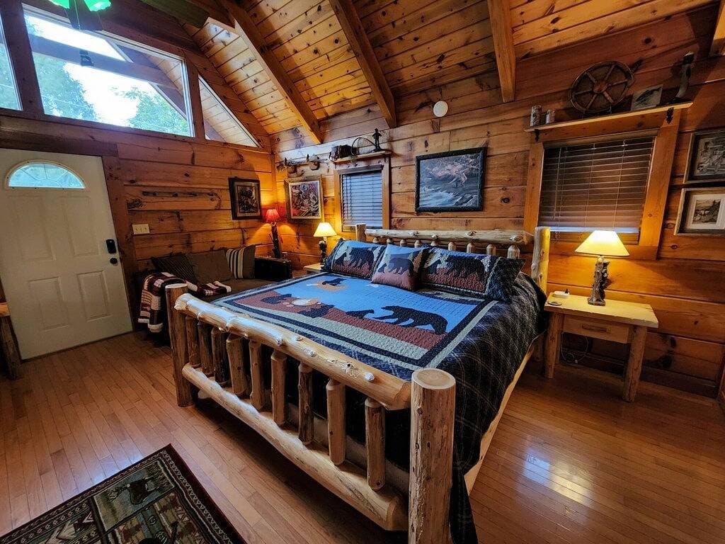 Foto 13 von 41: A Rushing Stream of Dreams Creekside Cabin 1 min to National Park!