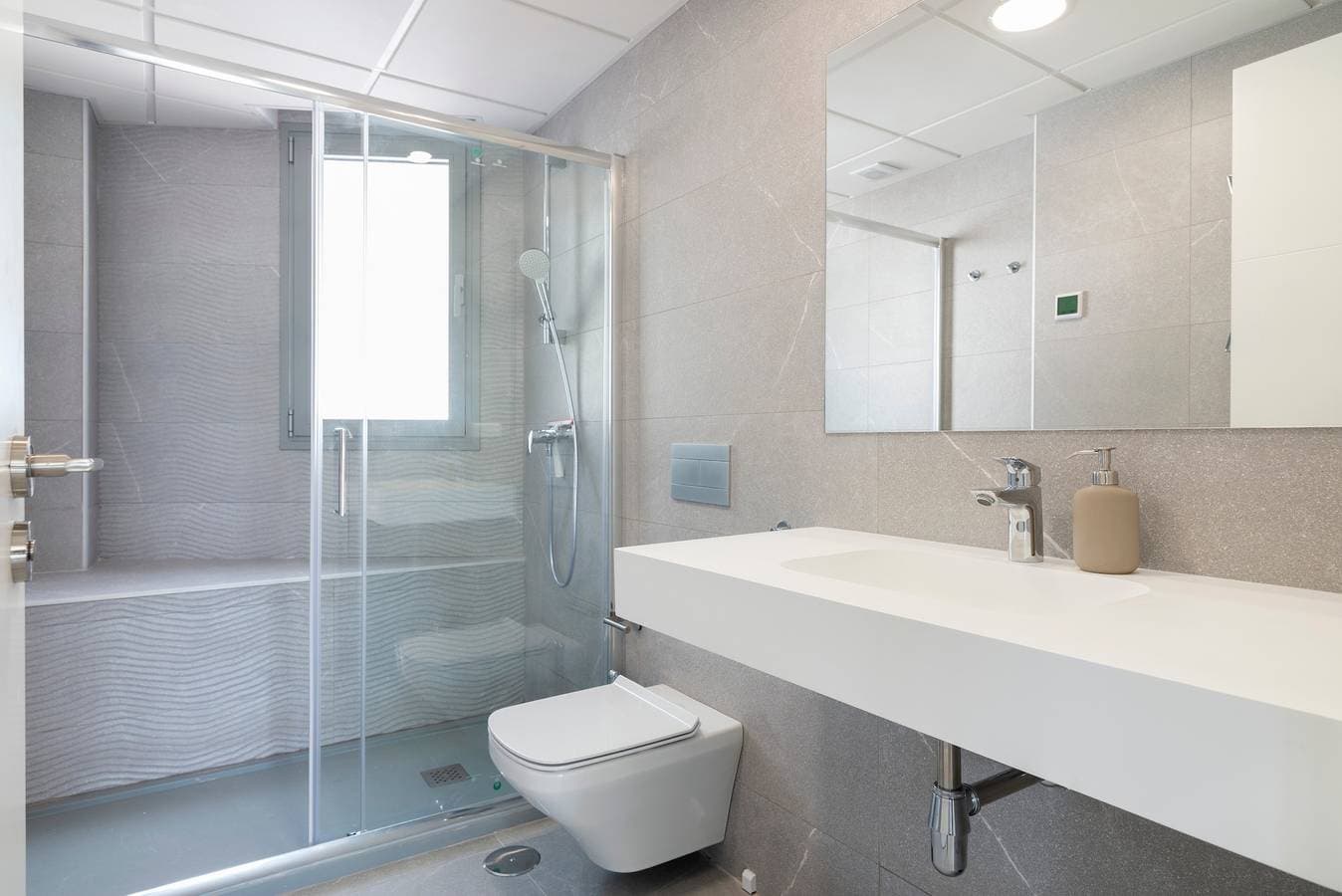 Foto 12 von 29: Zentrale Ferienwohnung mit Blick, gemeinschaftlich genutztem Pool und WLAN