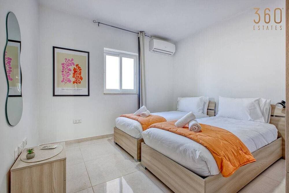 Foto 2 von 26: Stylish 2Br Stay with Balcony Sunsets & Sea Views!