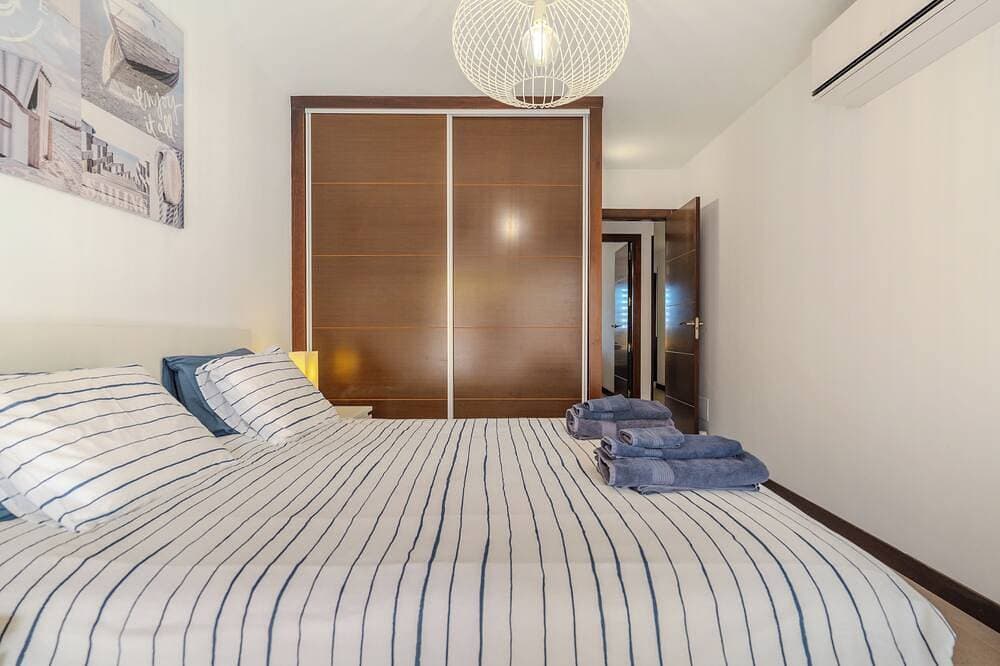 Foto 4 von 30: Neu !!! Luxuswohnung, 32 m2 Sonnenterrasse, Blick auf den Pool