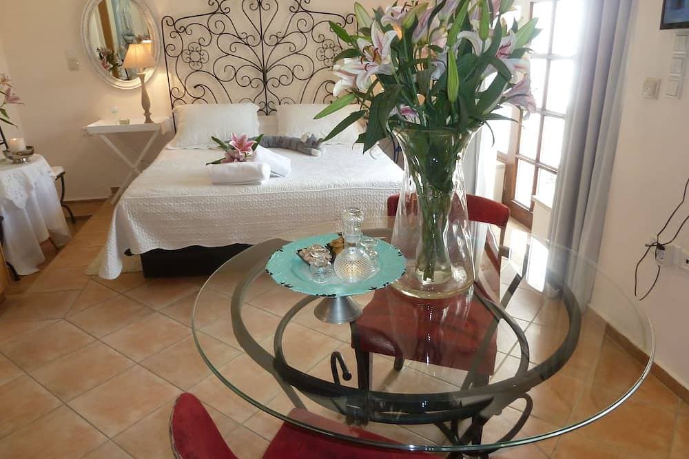 Foto 10 von 30: Farbige Asteri Suite, Pool, Patio, Dachterrasse, In der Nähe von Rethymno