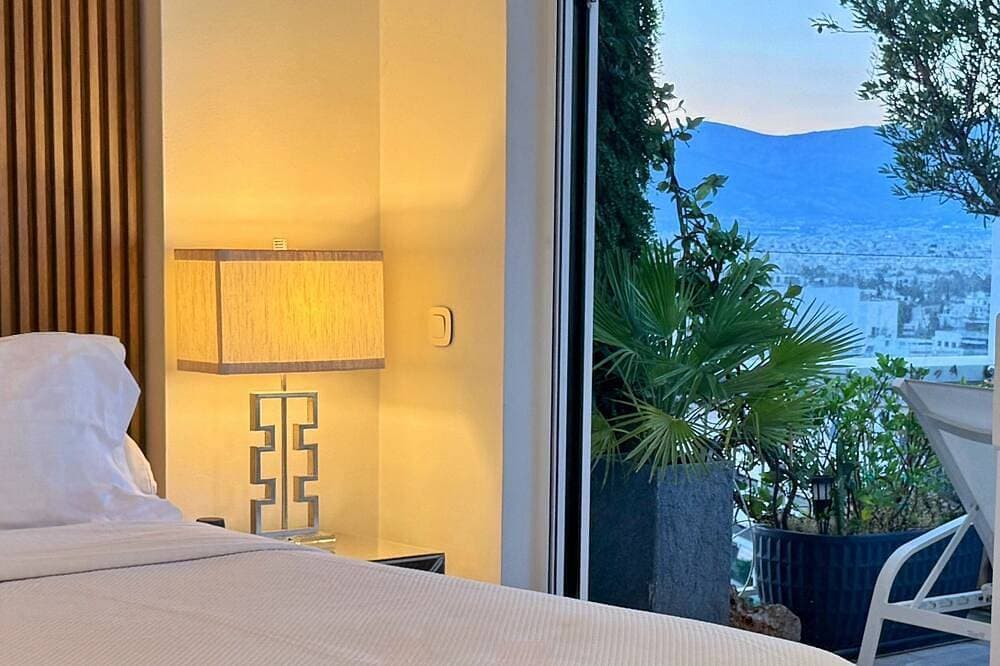 Foto 2 von 30: One 360 Skyline Athens - Penthouse Apartment with private Skyview Jacuzzi