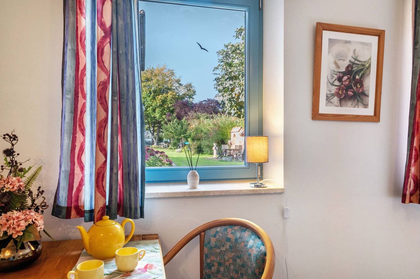 Foto 7 von 29: Einzimmerapartment 'Fewo Inselblick - Am Schweriner See' mit Seeblick, privater Terrasse und Wi-Fi