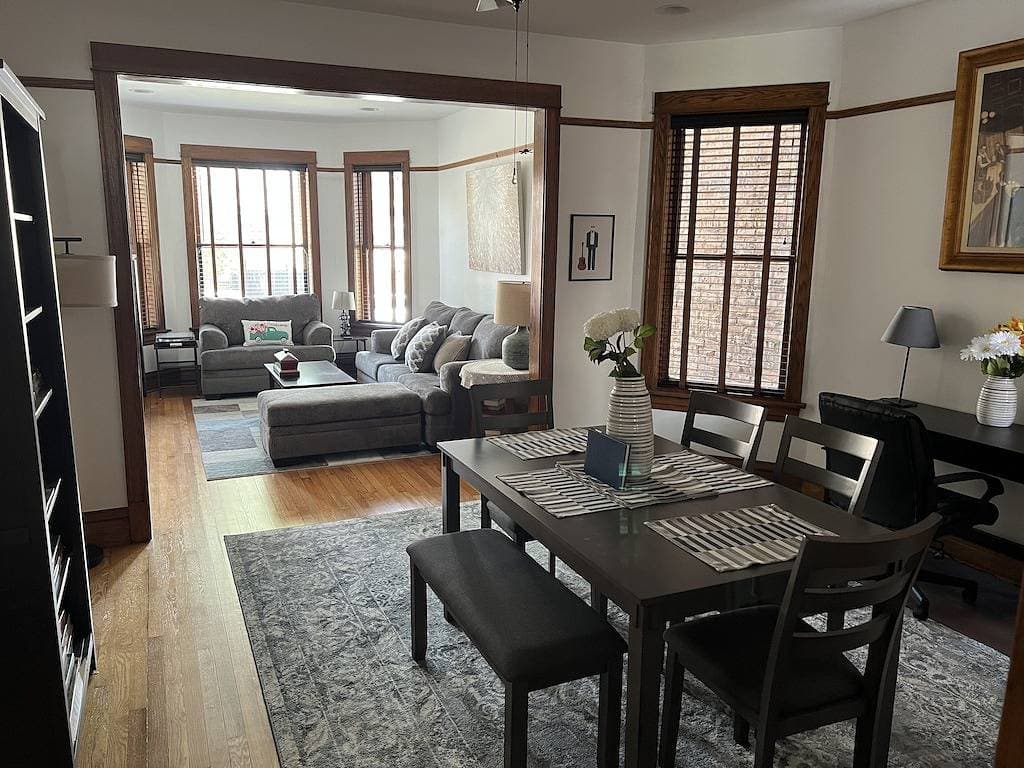 Foto 4 von 25: Stylish, Inviting 2-Br near Logan Square and Wrigley Field