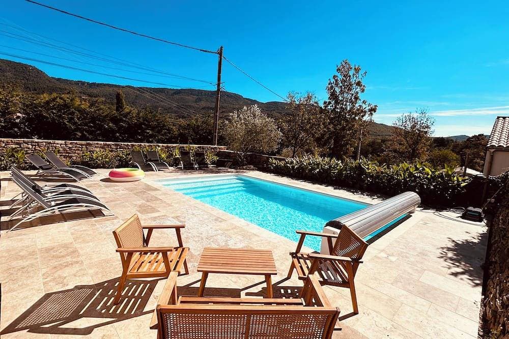 Between nature and vineyards in a charming village on the southern Larzac. 1