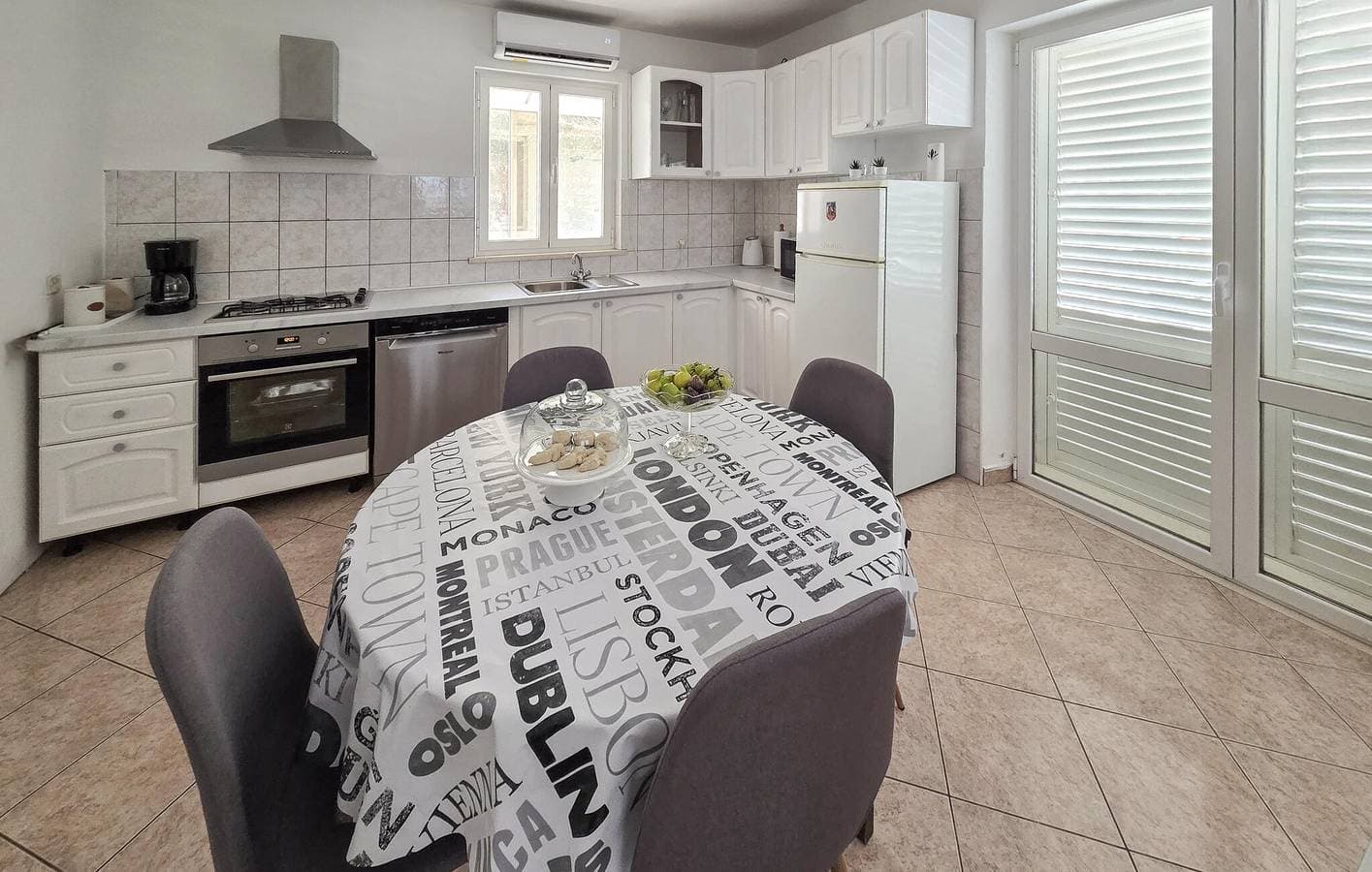 Foto 6 von 11: Charmante 2-Zimmer-Wohnung mit WLAN, Terrasse und Parkplatz in der Nähe des Strandes von Žrnovska Banja