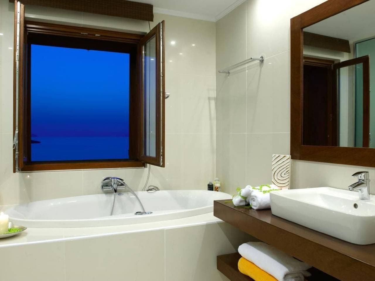 Foto 12 von 29: Anemos Villa Ferienhaus Aussicht Gemütlicher beheizter Pool