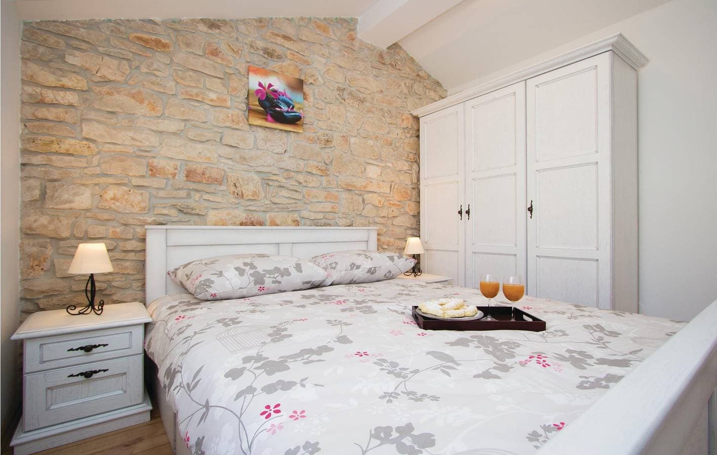 Foto 6 von 43: Charmante Ferienwohnung mit Terrasse und Pool in der Nähe des Stadtzentrums von Manjadvorci