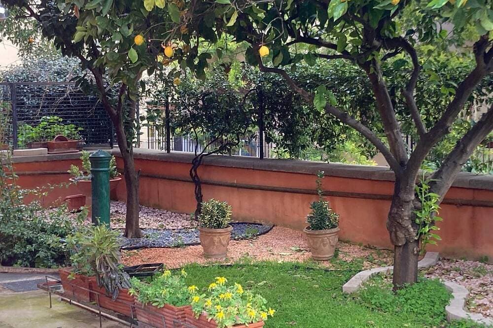 Foto 8 von 17: House garden Vatican Walls