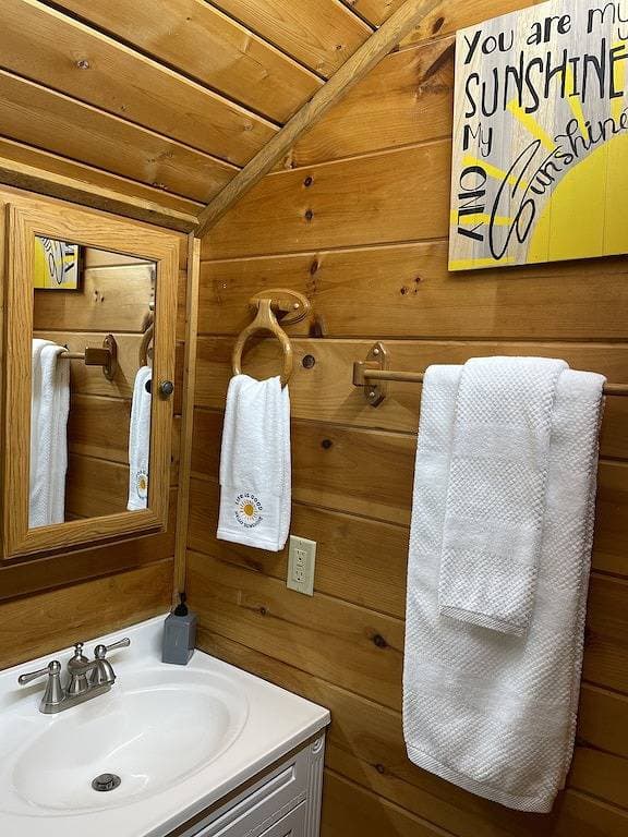 Foto 12 von 31: Cheerful & Cozy 2Bd/2Ba  Cabin. Amazing rates for your visit!
