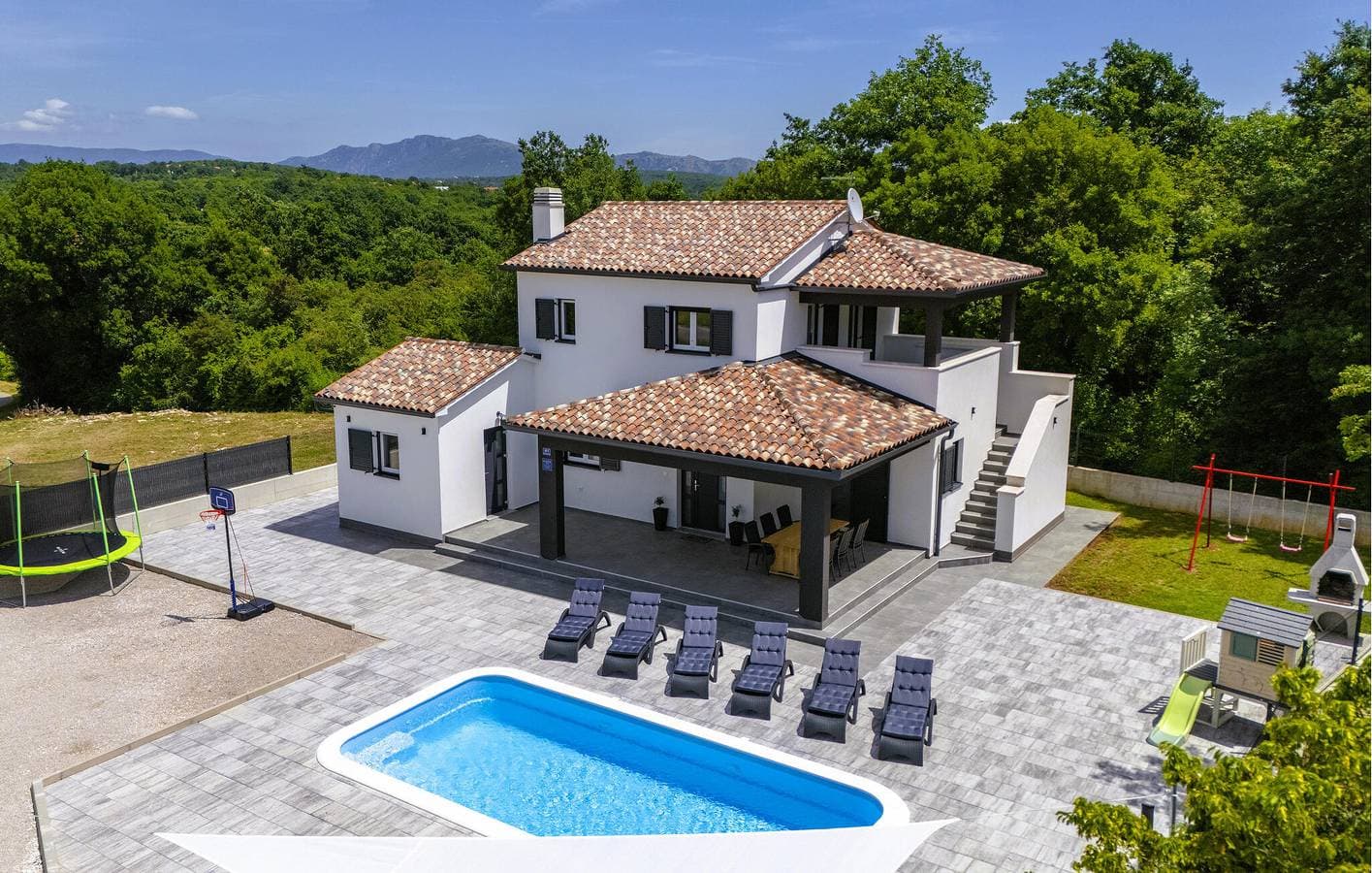 Geräumige 110 m² große Wohnung mit Pool und Terrasse in Raša, 2 km vom Stadtzentrum entfernt 1