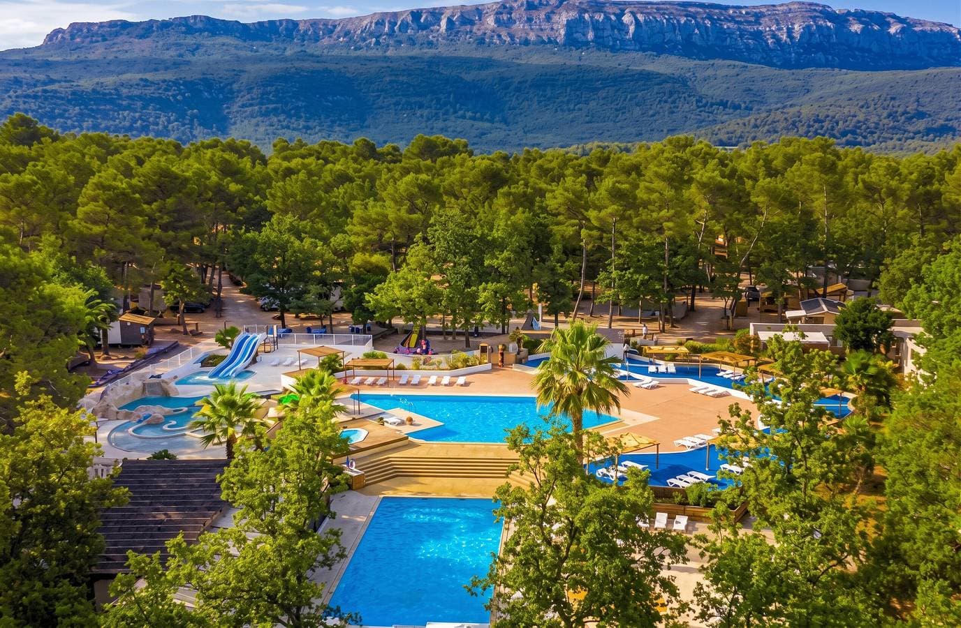 Komfortabler Bungalow in Nans-les-Pins mit Gemeinschaftspool 1