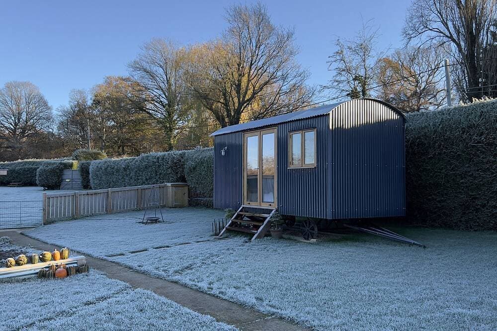 Foto 5 von 10: Luxury Shepherds Hut, W/large Garden, Firepit, & Wi-fi @ Cedar Gables Campsite