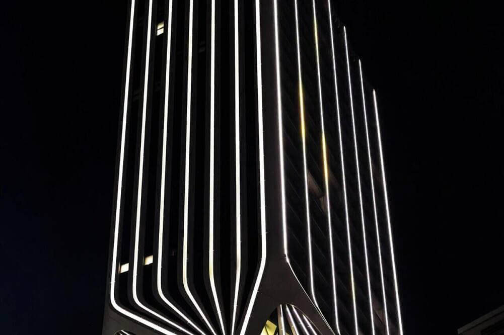 Foto 11 von 30: Mercury Tower Exclusive 1Br w/Rooftop Pool by ArcoCollection